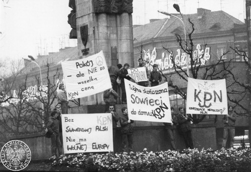 Manifestacja członków KPN z 1989 r.  (fot. z zasobu IPN)