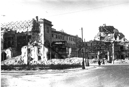 Widok ulic Warszawy - zrujnowany budynek ratusza i Pałacu Blanka. Widok od strony ul. Focha, styczeń 1945 r. Fot. z zasobu NAC