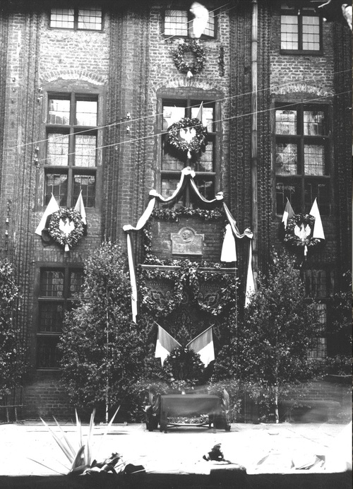 Tablica pamiątkowa ku czci marszałka Ferdynanda Focha na dziedzińcu Ratusza Staromiejskiego w Toruniu, 1929 r. Fot. z zasobu NAC