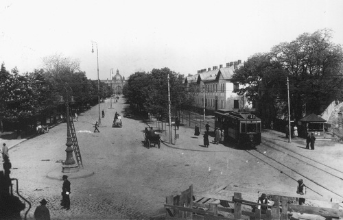 Aleja Ferdynanda Focha we Lwowie. Widok w kierunku Dworca Głównego. Fot. z zasobu NAC