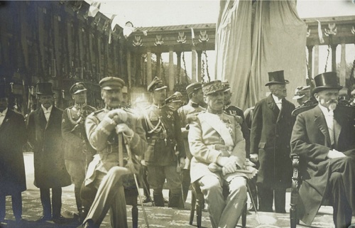 Uroczystość odsłonięcia pomnika księcia Józefa Poniatowskiego przed Pałacem Saskim w Warszawie połączona z nadaniem Ferdynandowi Fochowi tytułu marszałka Polski. Na miejscach siedzących: (od lewej) Józef Piłsudski, Ferdynand Foch i Prezydent RP Stanisław Wojciechowski, 3 maja 1923 r. Fot. z zasobu Biblioteki Narodowej