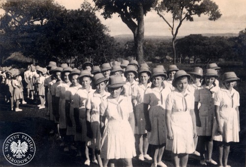 Female scout team at the Polish refugee camp in Uganda, 1940s. (Photo from the Archives of the Institute of National Remembrance)