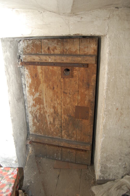 Wojewódzki Urząd Bezpieczeństwa Publicznego w Kielcach. Drzwi do cel w dawnym areszcie