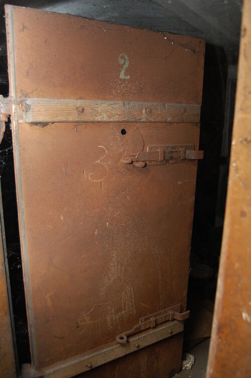 Wojewódzki Urząd Bezpieczeństwa Publicznego w Kielcach. Drzwi do cel w dawnym areszcie