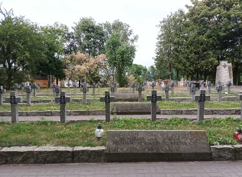 Kwatera wojenna poświęcona żołnierzom Wojska Polskiego poległym we wrześniu 1939 r. oraz mieszkańcom Ciechanowa i okolic – ofiarom egzekucji dokonanych przez Niemców w czasie drugiej wojny światowej, znajdująca się na cmentarzu komunalnym przy ulicy Gostkowskiej w Ciechanowie