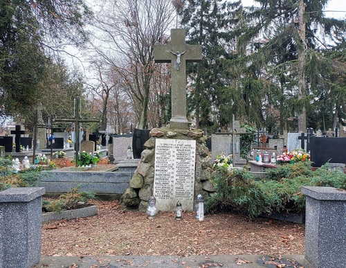 Grób ofiar egzekucji dokonanej przez Niemców 3 lipca 1944 roku  na żwirowni w podciechanowskim Śmiecinie, znajdujący się na cmentarzu parafialnym przy ulicy Płońskiej w Ciechanowie