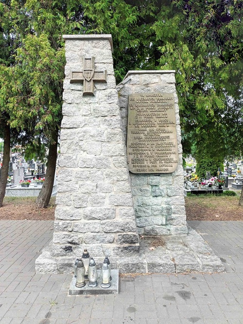 Pomnik upamiętniający żołnierzy Wojska Polskiego poległych we wrześniu 1939 roku oraz mieszkańców Ciechanowa i okolic – ofiary egzekucji dokonanych przez Niemców w czasie drugiej wojny światowej, znajdujący się w kwaterze wojennej na cmentarzu komunalnym przy ulicy Gostkowskiej w Ciechanowie