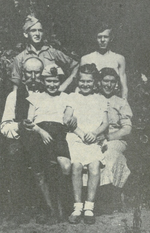 Rodzina Michała Gwiazdowicza, działacza społecznego i politycznego, zamieszkałego w Pęchcinie koło Ciechanowa. W pierwszymi rzędzie siedzą: Michał i Stanisława Gwiazdowiczowie, za nimi stoją ich synowie: Kazimierz i Michał