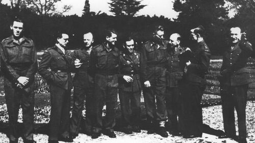 Grupa instruktorów cichociemnych na fotografii z 1940 r. Od lewej stoją: por. Mieczysław Różański, kpt. Maksymilian Kruczała, por. Eugeniusz Janczyszyn, ppor. Jerzy Zubrzycki, por. Aleksander Ihnatowicz, mjr Józef Hartman, Jan Kazimierski, por. Antoni Pospieszalski, ppłk Stefan Piotrowski. Fot. Wikimedia Commons (domena publiczna))