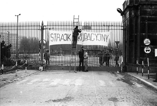 Wywieszanie transparentu na bramie głównej Huty im. Lenina w Krakowie 13 grudnia 1981 r.;  (fot. Józef Fularz)