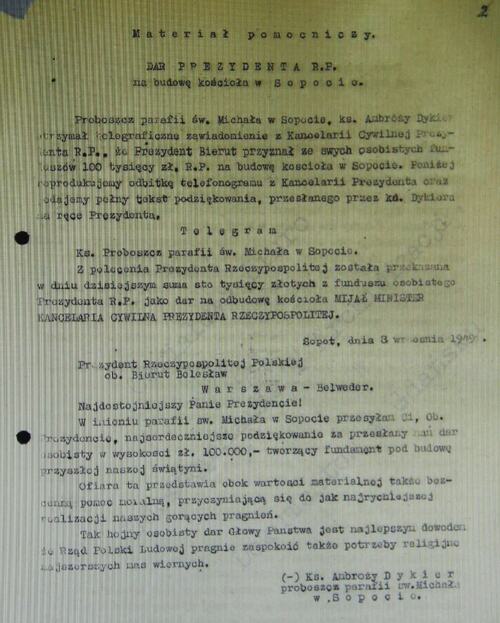 Ks. Ambroży Dykier dziękuje Bolesławowi Bierutowi za środki przekazane na budowę sopockiego kościoła (fot. z zasobu AIPN)