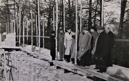 Ks. Ambroży Dykier pokazuje delegacji księży „patriotów” – członków Okręgowej Komisji Księży województwa gdańskiego postępy w budowie kościoła pw. św. Michała Archanioła w Sopocie (fot. z zasobu AAN)