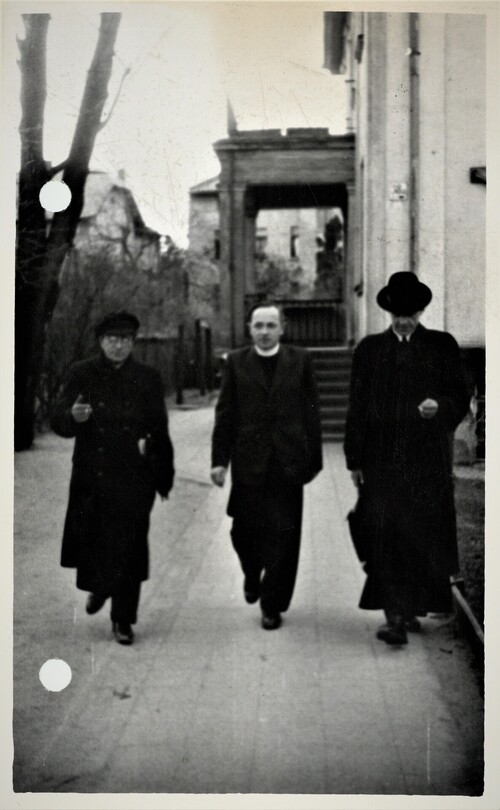 W kwietniu 1951 r. miało miejsce uroczyste poświęcenie kamienia węgielnego pod budowę kościoła pw. św. Michała Archanioła w Sopocie. Ks. Ambroży Dykier oprowadza gości po placu budowy i częściowo wzniesionej świątyni (fot. z zasobu AIPN)