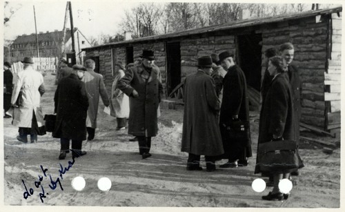 W kwietniu 1951 r. miało miejsce uroczyste poświęcenie kamienia węgielnego pod budowę kościoła pw. św. Michała Archanioła w Sopocie. Ks. Ambroży Dykier oprowadza gości po placu budowy i częściowo wzniesionej świątyni (fot. z zasobu AIPN)