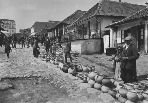 Rynek w Wiśniowcu. W oddali, po lewej stronie widoczna fasada kościoła pw. św. Michała, 1924 r. (fot. z zasobu NAC)