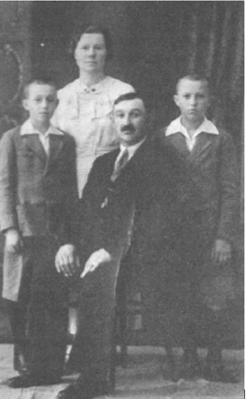 Michał Olechnowicz, w środku, z żoną i dwoma synami: Stanisławem, z prawej, i Stefanem, z lewej