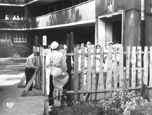 Personel medyczny w czasie walki z ospą prawdziwą (Variola Vera), 1963 r. Autor: Mieczysław Dołęga (fot. z zasobu IPN)