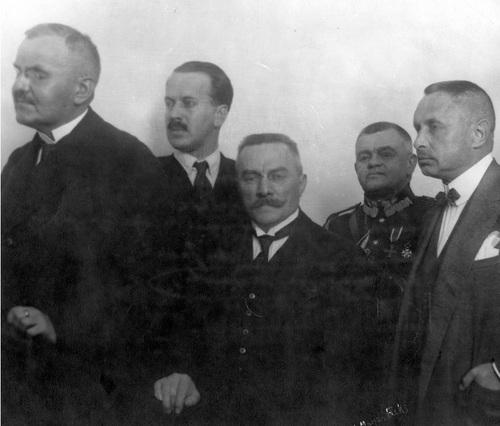 Posiedzenie Sejmu w 1924 r. Widoczni od lewej premier Władysław Grabski, minister spraw zagranicznych Aleksander Skrzyński, minister kolei żelaznej Kazimierz Tyszka, generał Stefan Majewski, minister rolnictwa Stanisła