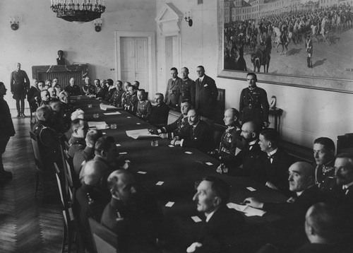 Posiedzenie Komitetu Budowy Pomnika Nieznanego Żołnierza w Warszawie, 1924 r. Widoczni m.in.: prezes Związku Legionistów Polskich Walery Sławek, generał Władysław Sikorski, premier Władysław Grabski, gen. Józef Haller, gen. Tadeusz Jordan Rozwadowski, gen. Daniel Konarzewski, gen. Kazimierz Sosnkowski, biskup polowy WP Stanisław Gall.(fot. z zasobu NAC)