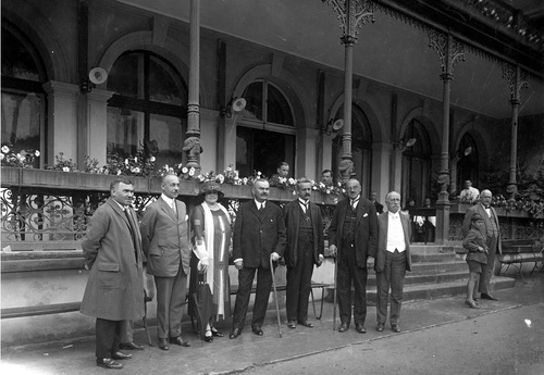 Premier Władysław Grabski z żoną przed domem zdrojowym w Krynicy, 1925 r. Widoczni także: minister sprawiedliwości Antoni Żyliński, minister robót publicznych Mieczysław Rybczyński, wojewoda krakowski Władysław Kowalikowski, wojewoda śląski Mieczysław Bilski i szef Kancelarii Cywilnej Prezydenta RP Konstanty Lenc (fot. z zasobu NAC)