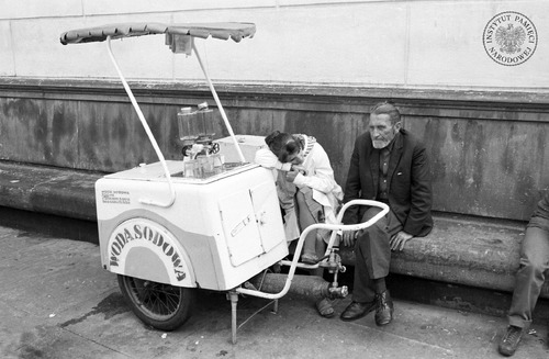 Saturator z wodą sodową znajdujący się nieopodal kościoła pw. św. Anny. Warszawa, 1979 r. Kolekcja fotografii Jana Hausbrandta (fot. z zasobu AIPN)
