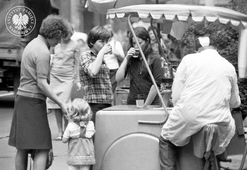 Sprzedaż wody sodowej z saturatora. Kraków, 1979 r. Kolekcja fotografii Jana Hausbrandta (fot. z zasobu AIPN)