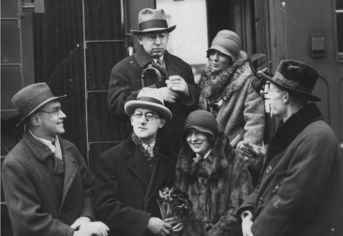 Grupa literatów na dworcu w Warszawie przed odjazdem na wieczór literacki do Pragi. Widoczni m.in. Jarosław Iwaszkiewicz (pierwszy z lewej), Antoni Słonimski, Jan Lechoń (drugi z lewej), Kazimierz Wierzyński (pierwszy