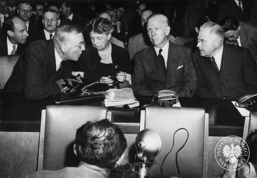 Członkowie delegacji amerykańskiej na posiedzeniu Zgromadzenia Ogólnego ONZ podczas wystąpienia przedstawiciela władz ZSRS Andrieja Wyszynskiego. W pierwszym rzędzie, drugi od prawej, sekretarz stanu USA George C. Marshall, obok niego przewodnicząca Komisji Praw Człowieka ONZ Eleanor Roosevelt (wdowa po prezydencie Franklinie D. Roosevelcie).20–21 stycznia 1947 roku