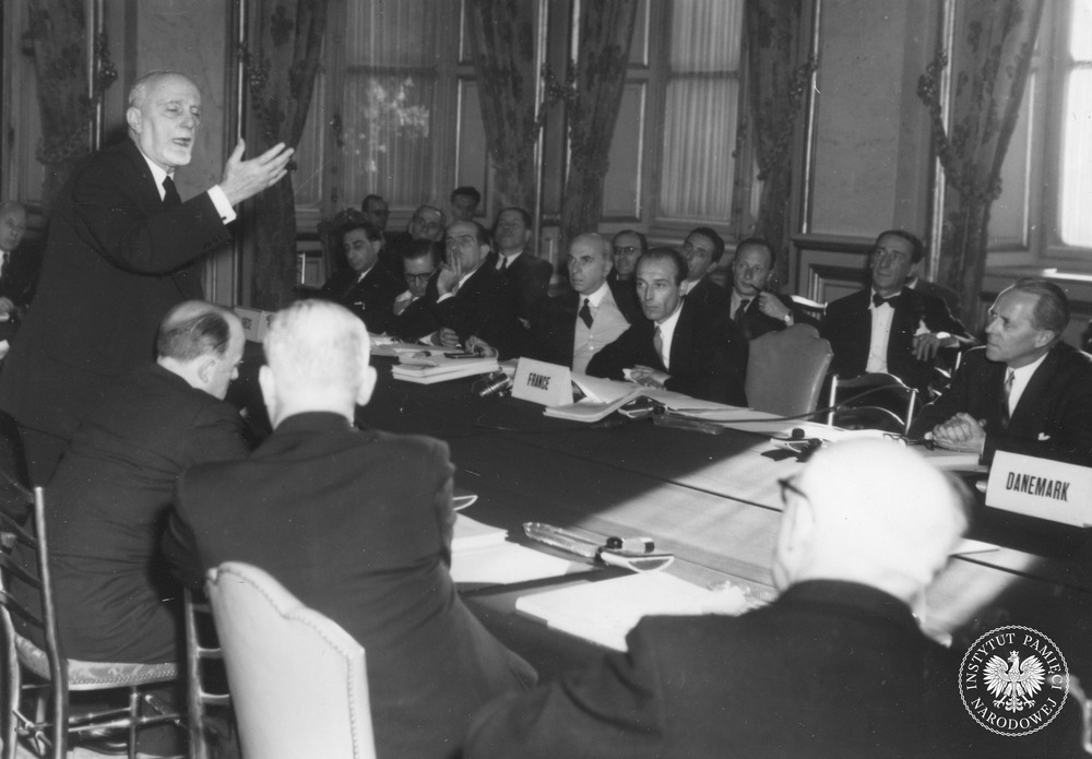 Konferencja 16 państw europejskich w Paryżu. Na zdjęciu Carlo hr. Sforza, minister spraw zagranicznych Włoch, przemawiający podczas zakończenia obrad. Po przeciwnej stronie stołu delegacje (od prawej) Danii, Francji i Grecji. 12 lipca 1947 roku