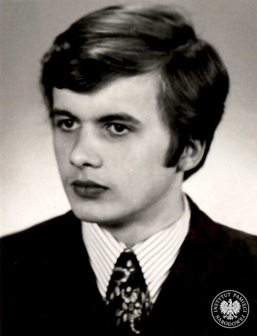 Andrzej Grubba – uczeń III Liceum Ogólnokształcącego im. Bohaterów Westerplatte w Gdańsk-Wrzeszczu – przed swoim pierwszym wyjazdem za zachodnią granicę, 1974 r. Zdjęcie z akt paszportowych (fot. z zasobu AIPN)