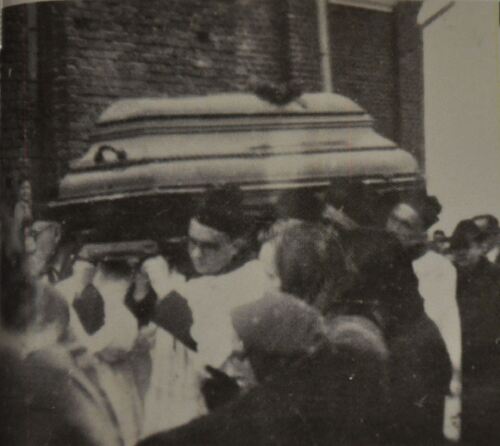 Pogrzeb ks. dr. Franciszka Gołby, Bachowice, 21 I 1944 r. Fotografia ze zbiorów Alojzego Sieprawskiego (Archiwum Gminnej Biblioteki Publicznej w Spytkowicach)