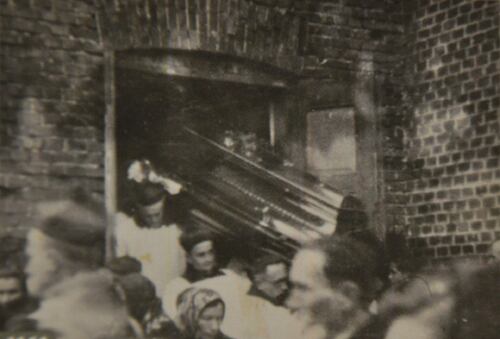 Pogrzeb ks. dr. Franciszka Gołby, Bachowice, 21 I 1944 r. Fotografia ze zbiorów Alojzego Sieprawskiego (Archiwum Gminnej Biblioteki Publicznej w Spytkowicach)