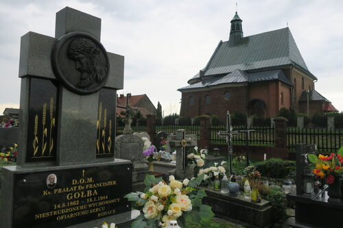 Nagrobek ks. dr. Franciszka Gołby na cmentarzu w Bachowicach, w tle kościół pw. Najświętszego Serca Pana Jezusa (fot. Łucja Marek)