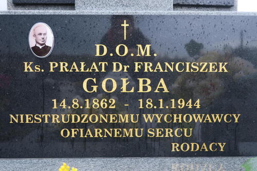 Tablica na nagrobku ks. dr. Franciszka Gołby na cmentarzu w Bachowicach (fot. Łucja Marek)