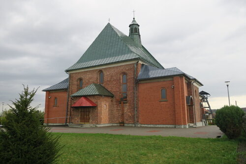 Kościół pw. Najświętszego Serca Pana Jezusa w Bachowicach, widok od frontu (fot. Łucja Marek, IPN)