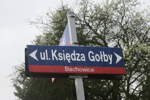 Tablica z nazwą im. ks. Franciszka Gołby w Bachowicach (fot. Łucja Marek)