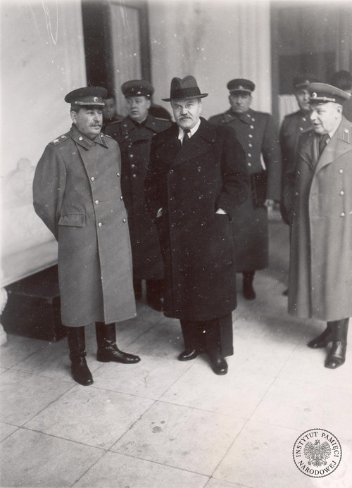 Józef Stalin i minister spraw zagranicznych ZSRS Wiaczesław Mołotow (pośrodku) podczas konferencji w Jałcie z udziałem delegacji ZSRS, Stanów Zjednoczonych i Wielkiej Brytanii w lutym 1945 r. Zdjęcie ze zbioru kopii cyfrowych fotografii dokumentujących wydarzenia II wojny światowej pozyskanych z Narodowej Agencji Archiwów i Nagrań w College Park w stanie Maryland w USA (fot. z zasobu IPN)