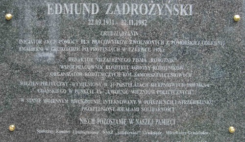 Tablica upamiętniająca grudziądzkiego członka KOR Edmunda Zadrożyńskiego (fot. Przemysław Wójtowicz, IPN)