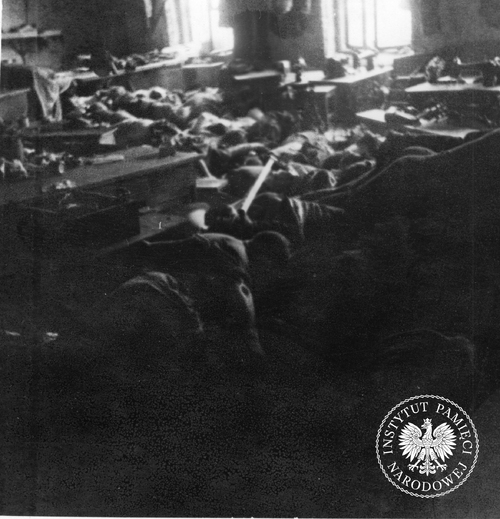 Zamordowani w celi 35 (warsztat krawiecki) V Oddziału Zamku (fot. Edward Hartwig/z zasobu IPN)