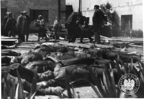Zamordowani na dziedzińcu Zamku (fot. Stefan Żukowski/z zasobu IPN)
