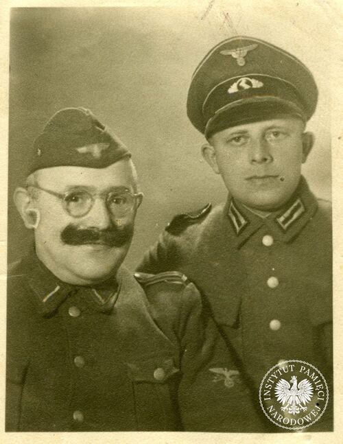 Hermann Tanzhaus, na zdjęciu po prawej (fot. z zasobu IPN)