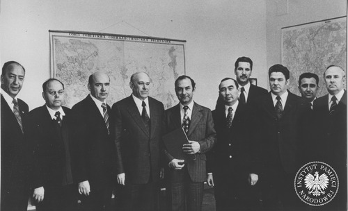 Gen. Filipp Bobkow, szef V Zarządu KGB (czwarty od lewej), oraz gen. Adam Krzysztoporski, dyrektor Departamentu III MSW (z teczką, piąty od lewej) w gronie delegatów Departamentu III MSW składających „wizytę przyjaźni” w siedzibie Zarządu V KGB ZSRS, 1976 r. (fot. z zasobu AIPN)