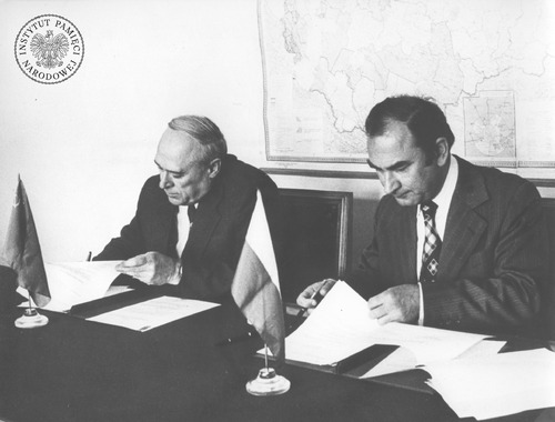 Gen. Filipp Bobkow, szef V Zarządu KGB (po lewej), oraz gen. Adam Krzysztoporski, dyrektor Departamentu III MSW. Zdjęcie przedstawia moment podpisywania protokołu o wzajemnej współpracy między Departamentem III MSW a Zarządem V KGB ZSRS w 1976 r. (fot. z zasobu AIPN)