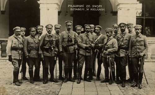 Józef Piłsudski ze swoim sztabem przed pałacem gubernialnym w Kielcach. 12 sierpnia 1914 r. (fot. domena publiczna) Widoczni: Władysław Stryjeński, Sulistrowski, Wacław Stachiewicz, Kazimierz Sosnkowski, Michał Sokolnicki, Walery Sławek, Michał Sawicki , Władysław Prażmowski-Belina, Józef Piłsudski, Aleksander Litwinowicz, Horoszkiewicz, Michał Fuksiewicz, Gustaw Daniłowski , Ignacy Boerner, Mieczysław Trojanowski-Ryś