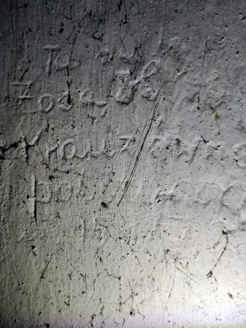 Napis na ścianie Fortu III Pomiechówek odkryty w 2022 r.