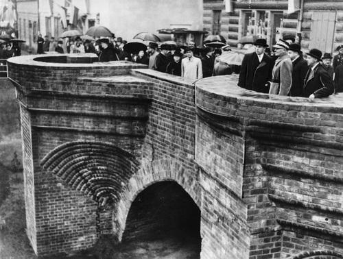 Uroczystość odsłonięcia murów obronnych przez marszałka Edwarda Rydza-Śmigłego. Obok widoczny m.in. prezydent Warszawy Stefan Starzyński, 10 października 1938 r. (fot. z zasobu NAC)