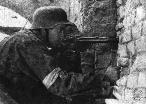 Kapral Jerzy Feliks Sikorski „Sikston” z kompanii „Anna” na pozycji w ruinach cerkwi na Podwalu, koniec sierpnia 1944 r. (fot. z zasobu IPN, autor: Wiesław Chrzanowski)