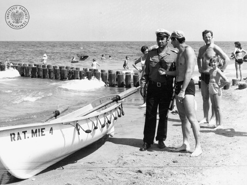 The photo shows an officer of the communist Citizens’ Militia having a conversation with a WOPR lifeguard. (IPN archives)