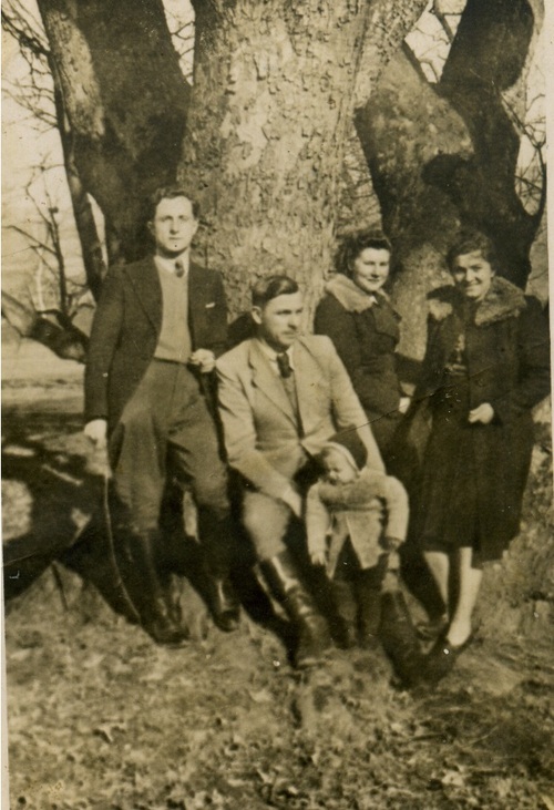 Józef Jurysta ze znajomymi na fotografii wykonanej na terenie pow. Mościska (fot. ze zbiorów Barbary Zaręby)