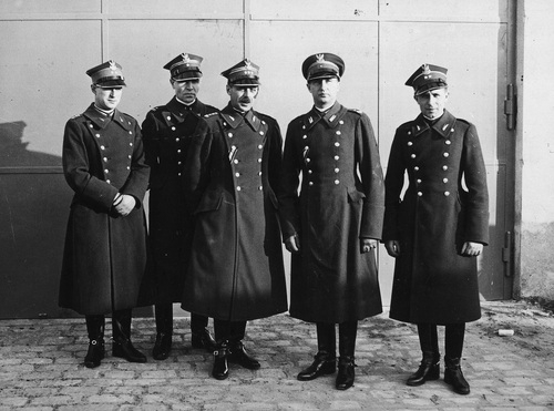 Płk Tadeusz Komorowski (trzeci z lewej) jako szef ekipy polskich kawalerzystów na Międzynarodowych Zawodach Hippicznych w Berlinie, 1936 r. (fot. ze zbiorów NAC)